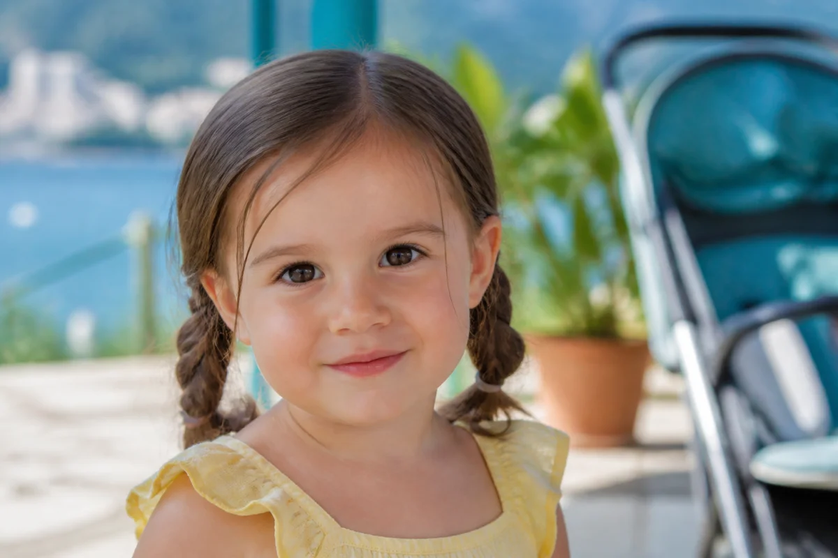 Coiffures d'été pour enfants idées pratiques pour des vacances confortables